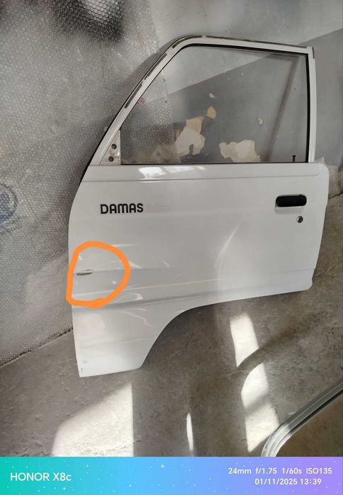 Дамас олди эшиги, чап тараф