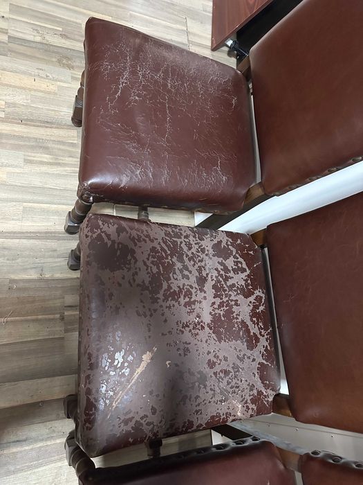 Set 3 Scaune cu cadru din lemn masiv si spatar inalt; Scaun tapitat