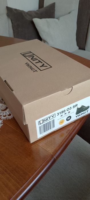 Продавам работни обувки номер 42 и чехли сабо номер 42