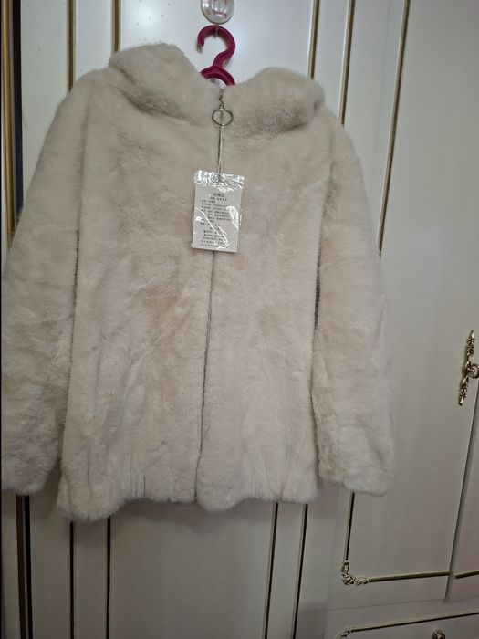 Шуба молочного цвета новая