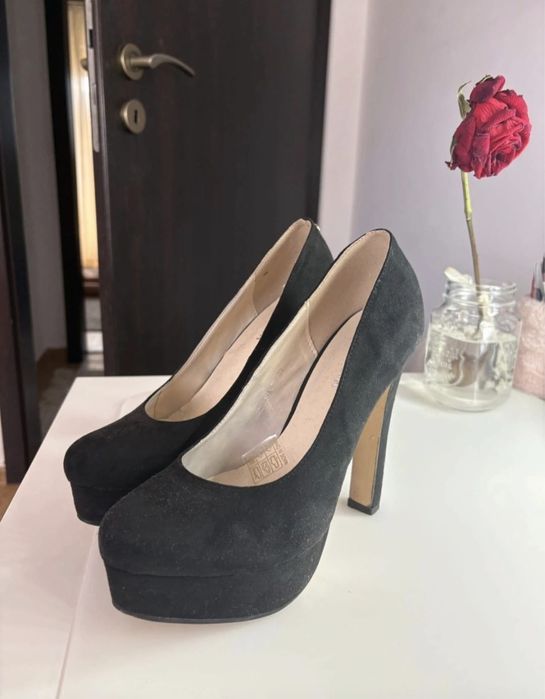 Vand pantofi cu toc