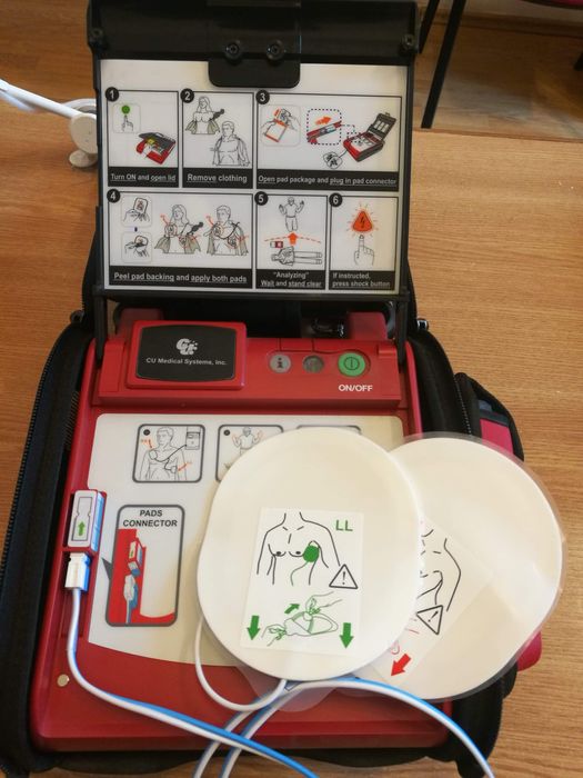 Defibrilator CU Medical Systems