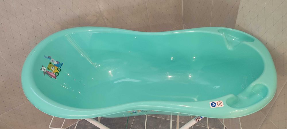Бебешка вана със стойка и подложка за къпане.