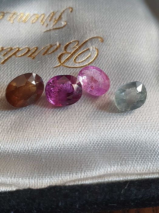 Safir natural netratat diferite culori si marimi