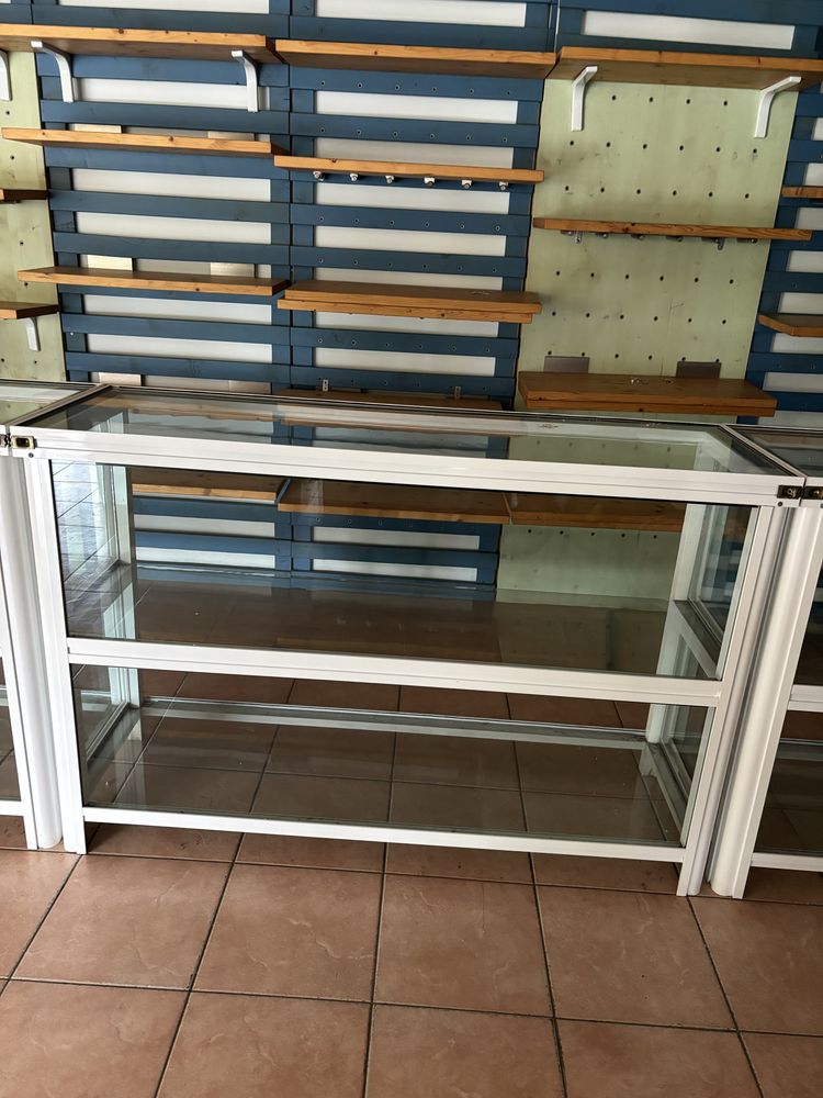 Mobilier mgazin rafturi vitrine si multe altele