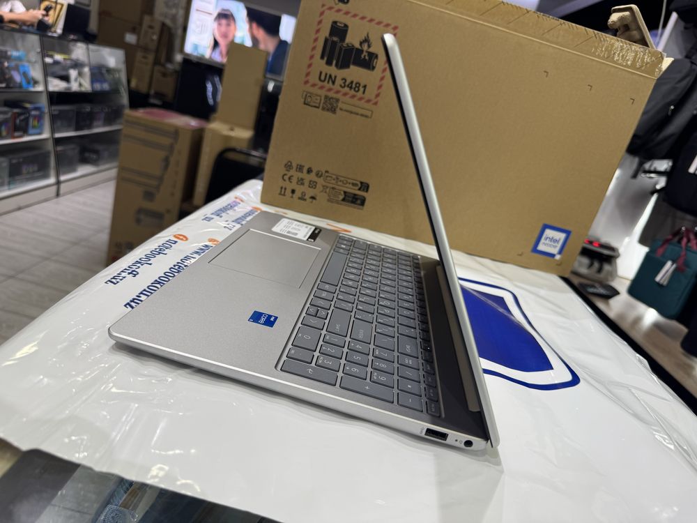 HP i5-1235U DDR4 16GB SSD 512GB 15.6 HD LED Touch screen Win 11 Pr B/U