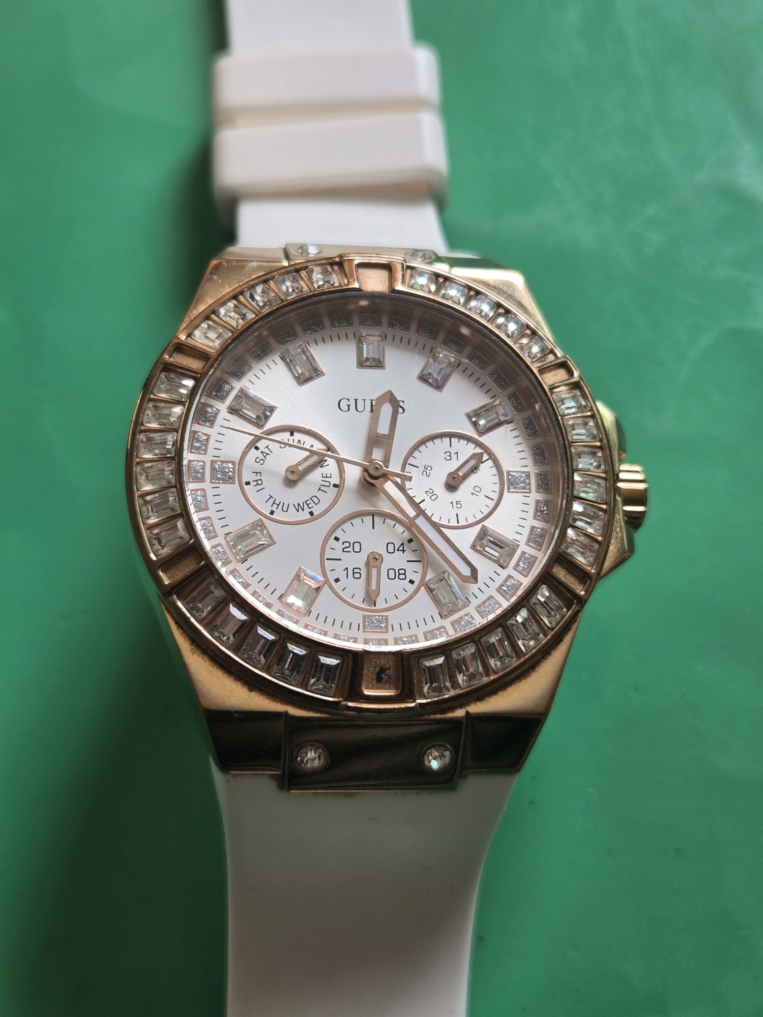Часовник марка Guess