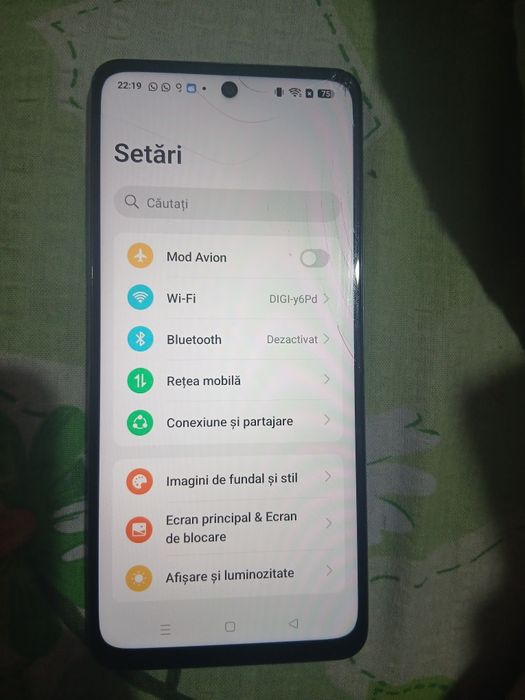 Oppo A40,Stare buna,este spart în partea de sus a ecranului