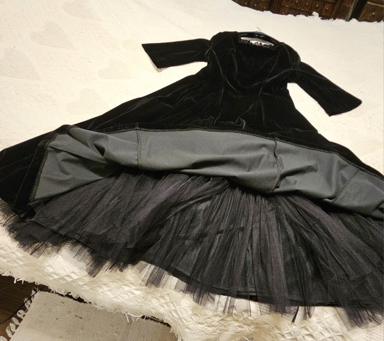 Rochie de catifea cu detaliu mărgelele și tüll