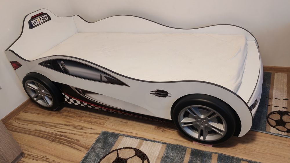 Vând pat copii 90x190, cu saltea, sub forma de mașina