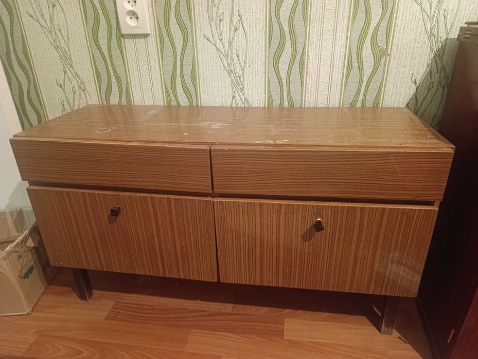 тумбочка целая, дверцы работают, отдаю даром