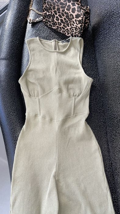 Уникален еластичен гащеризон на Bershka с ефектен широк крачол