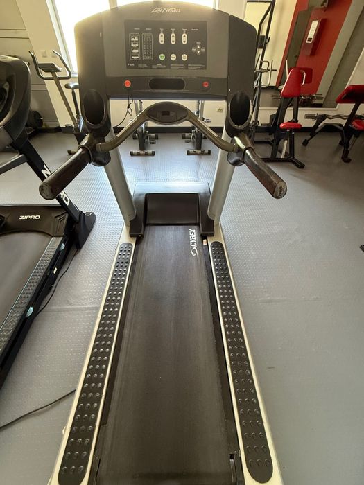 Професионална бягаща пътека - Life Fitness 95T