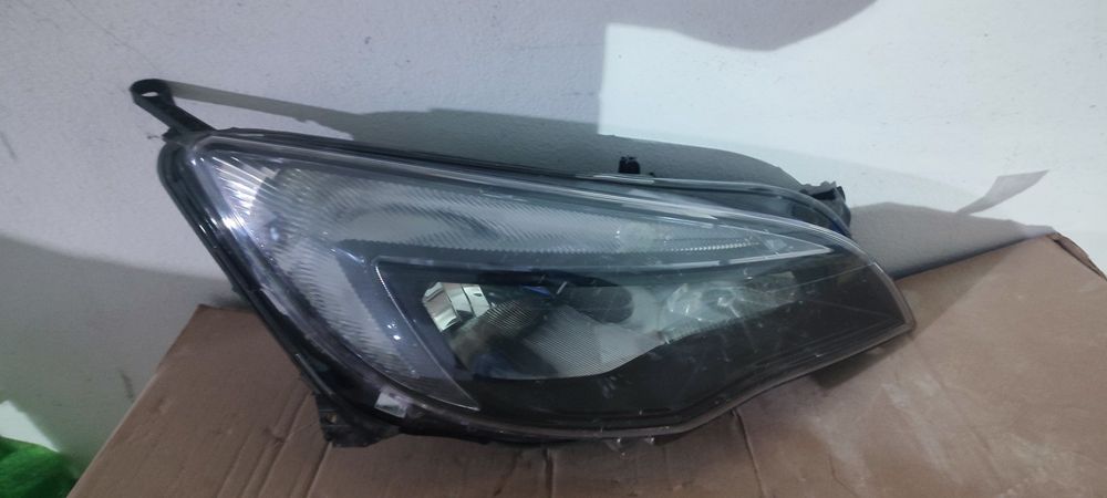 far dreapta opel astra j pe negru și pe argintiu