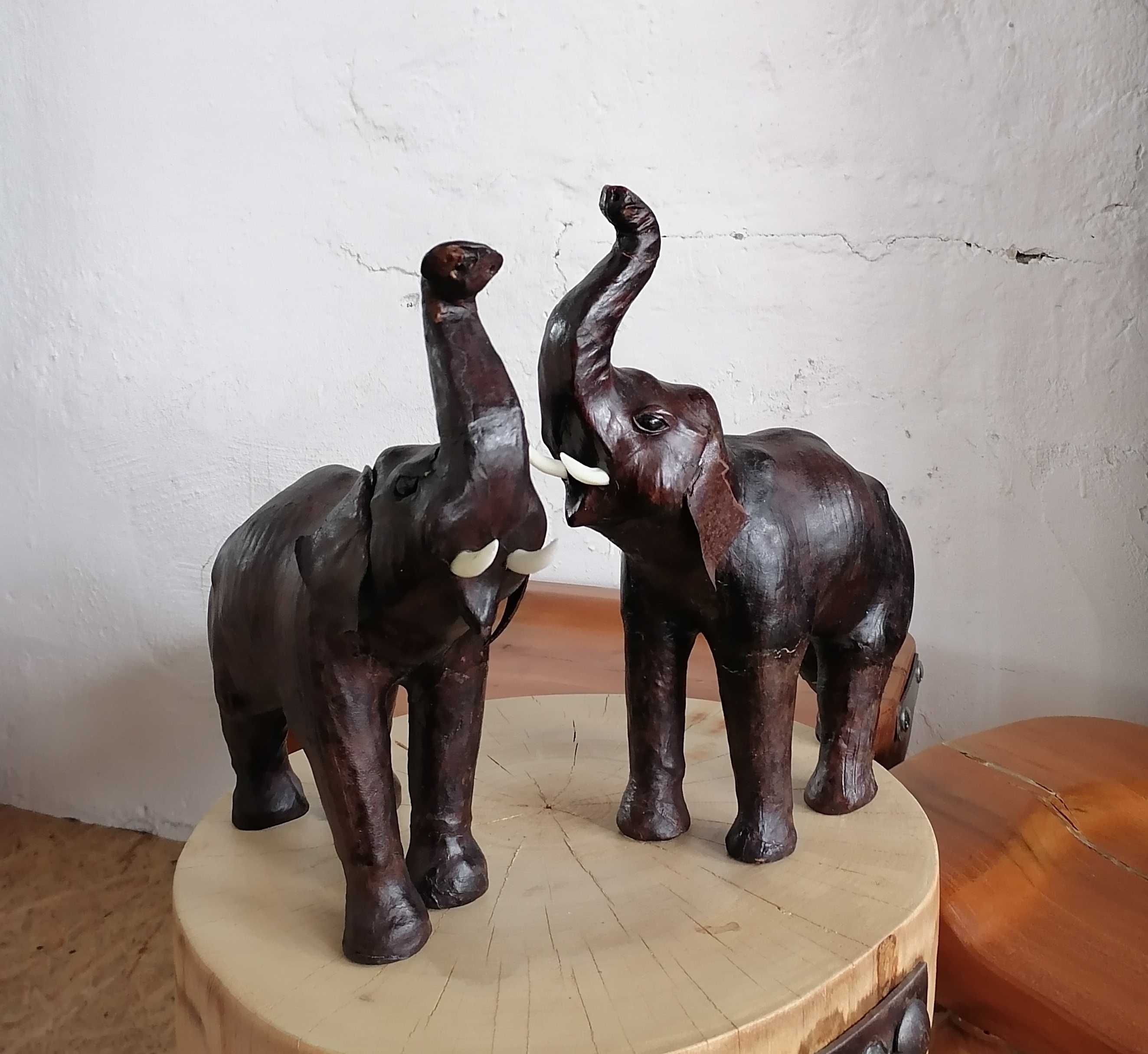 Elefanti vechi  piele naturala /Obiecte decorative / Recuzita