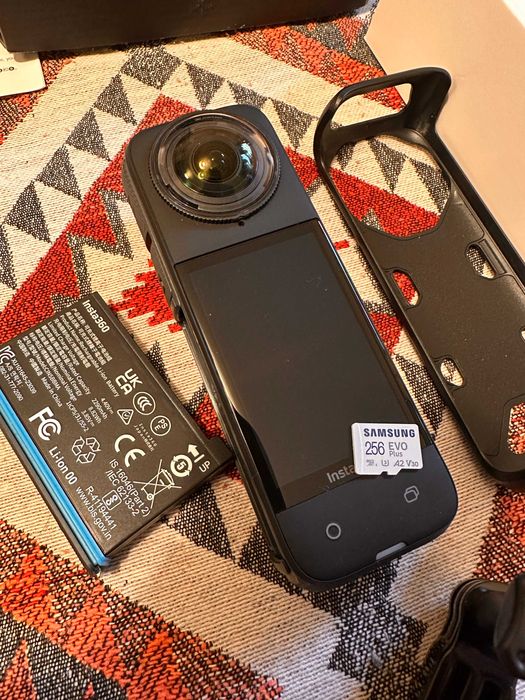 Insta360 X4 – Използвана 3 пъти, Invisible Stick, Нови лещи, SD 256gb