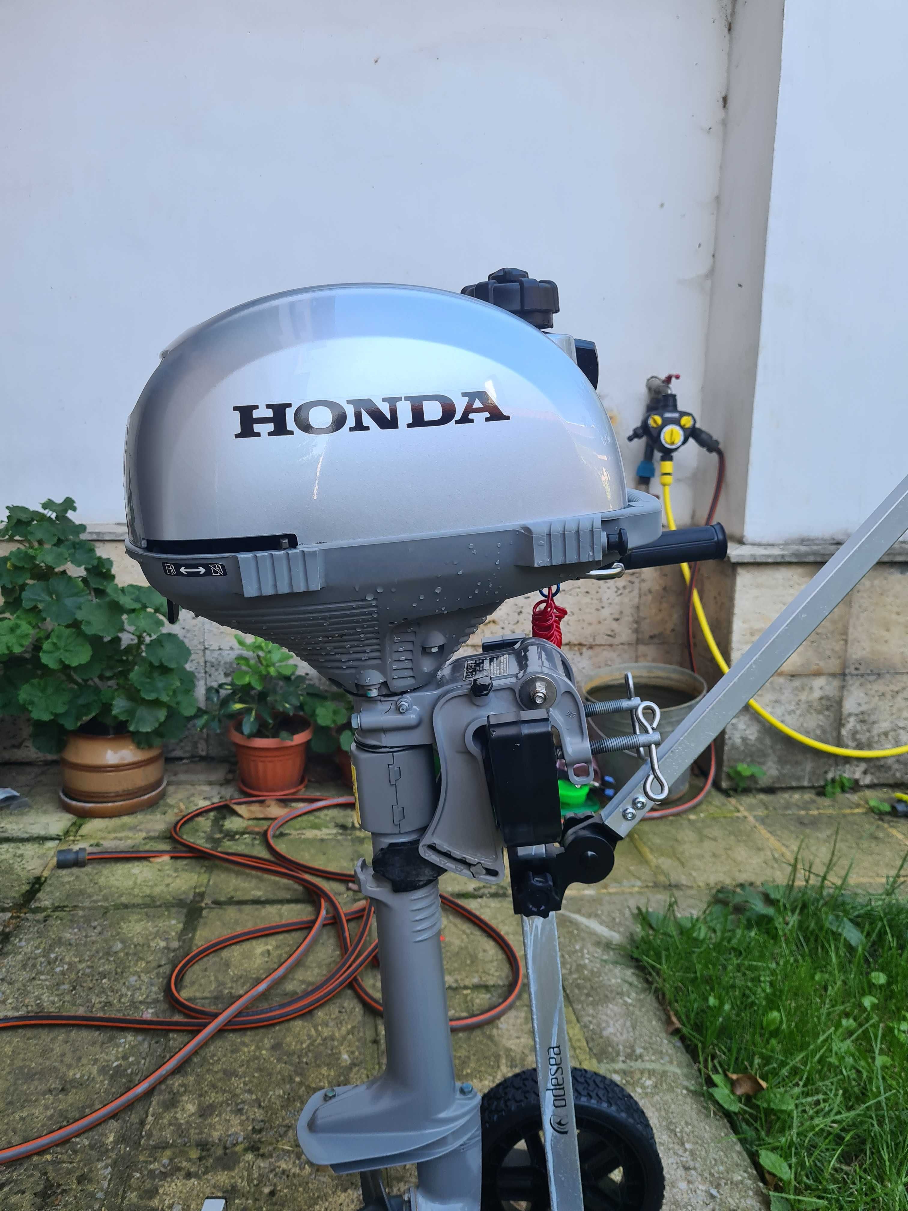 Продавам лодка HonWave T27IE3 и двигател Honda 2.3 к.с.