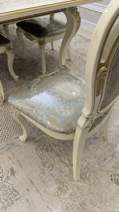 Гостевой стол с стульями