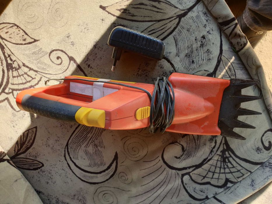 Trimer ,mașină tăiat iarba ,gard viu etc.