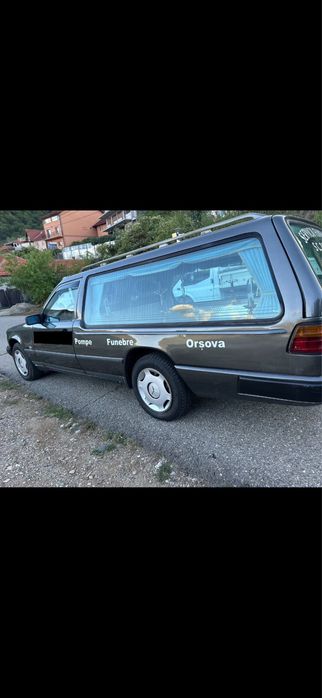 Masina funerara Mercedes