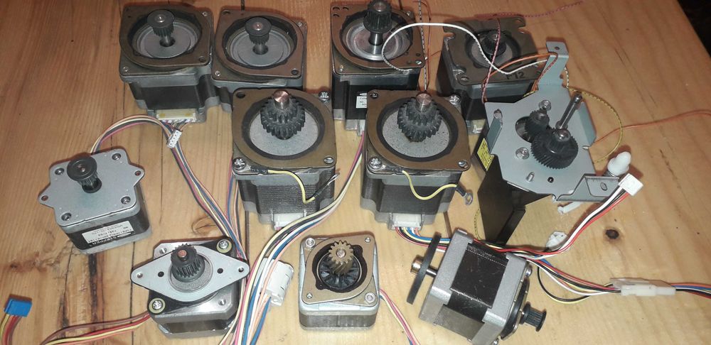 Vand Motoare pas cu pas NEMA 17 si NEMA 23.