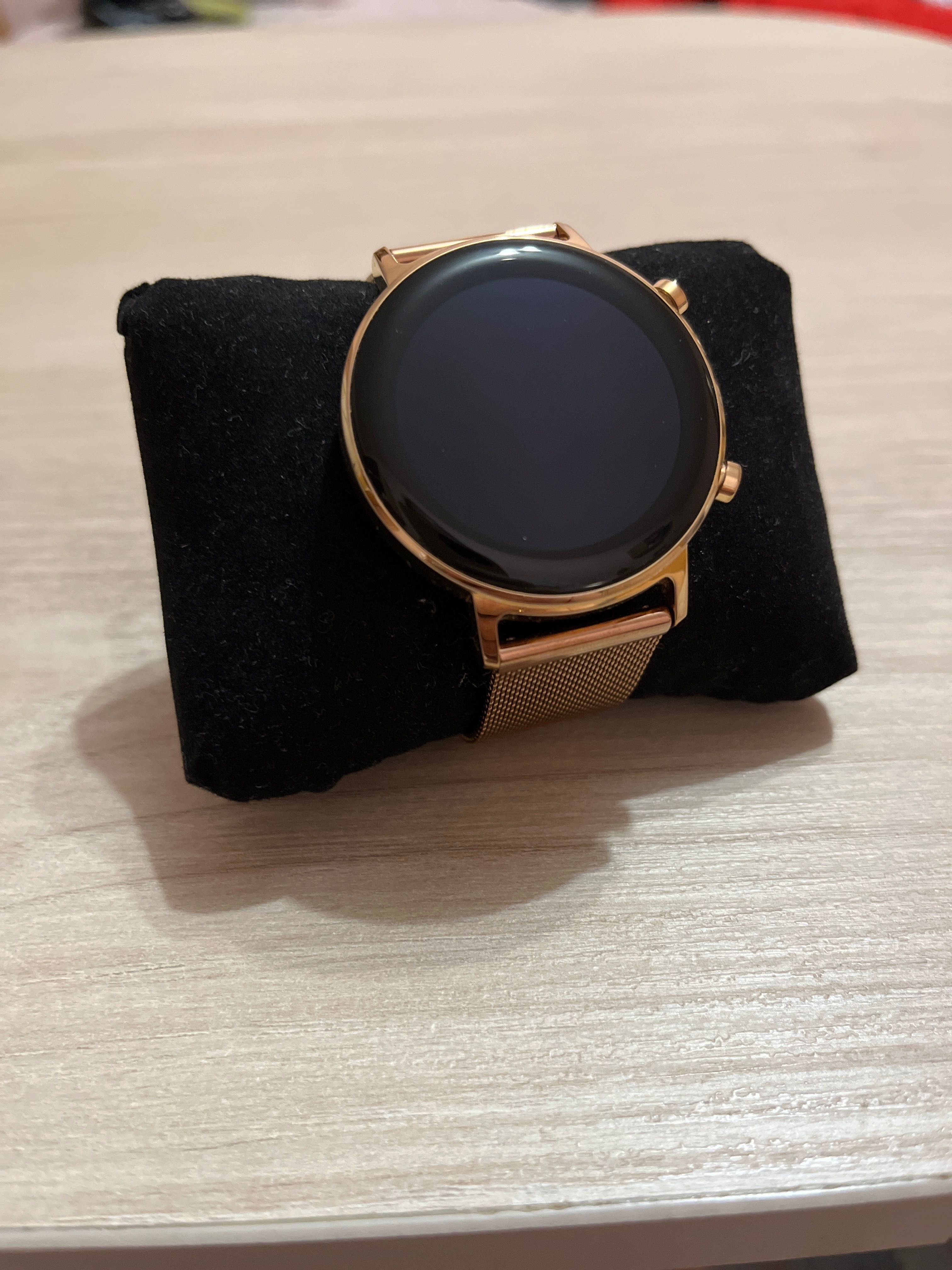 Смарт часовник Huawei GT2
- дамски с метална розово
златна каишка.