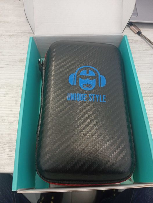 Ретро преносима игрова конзола с карта памет.