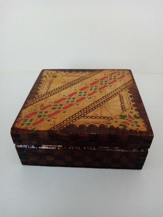 Ретро дървена кутия за бижута.