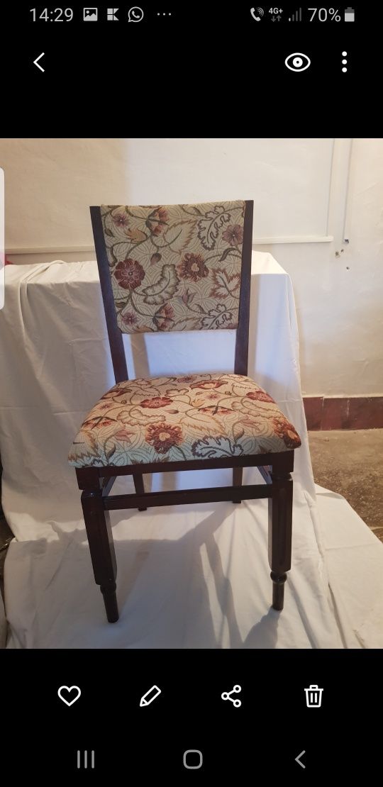 Scaun de lemn, tapitat, cu spătar.