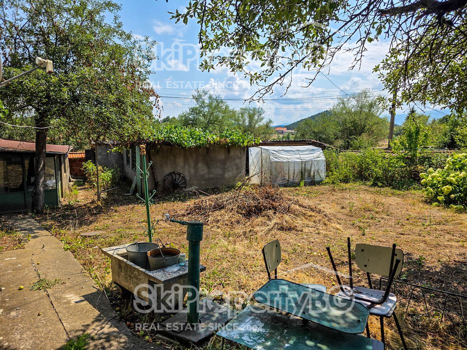 Две къщи с голяма градина в село Райово!