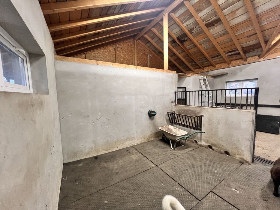 Inchiriez grajd cu manej pentru 2 cai