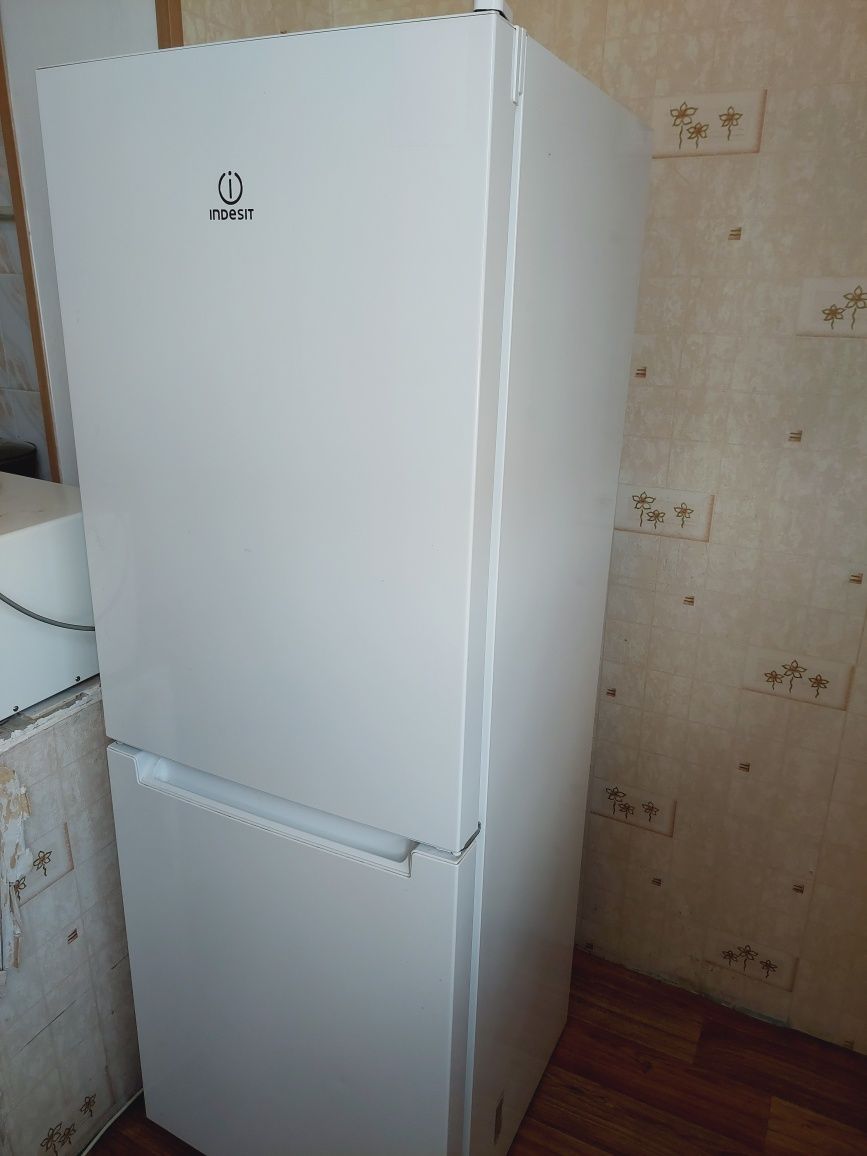 Продаётся холодильник Indesit