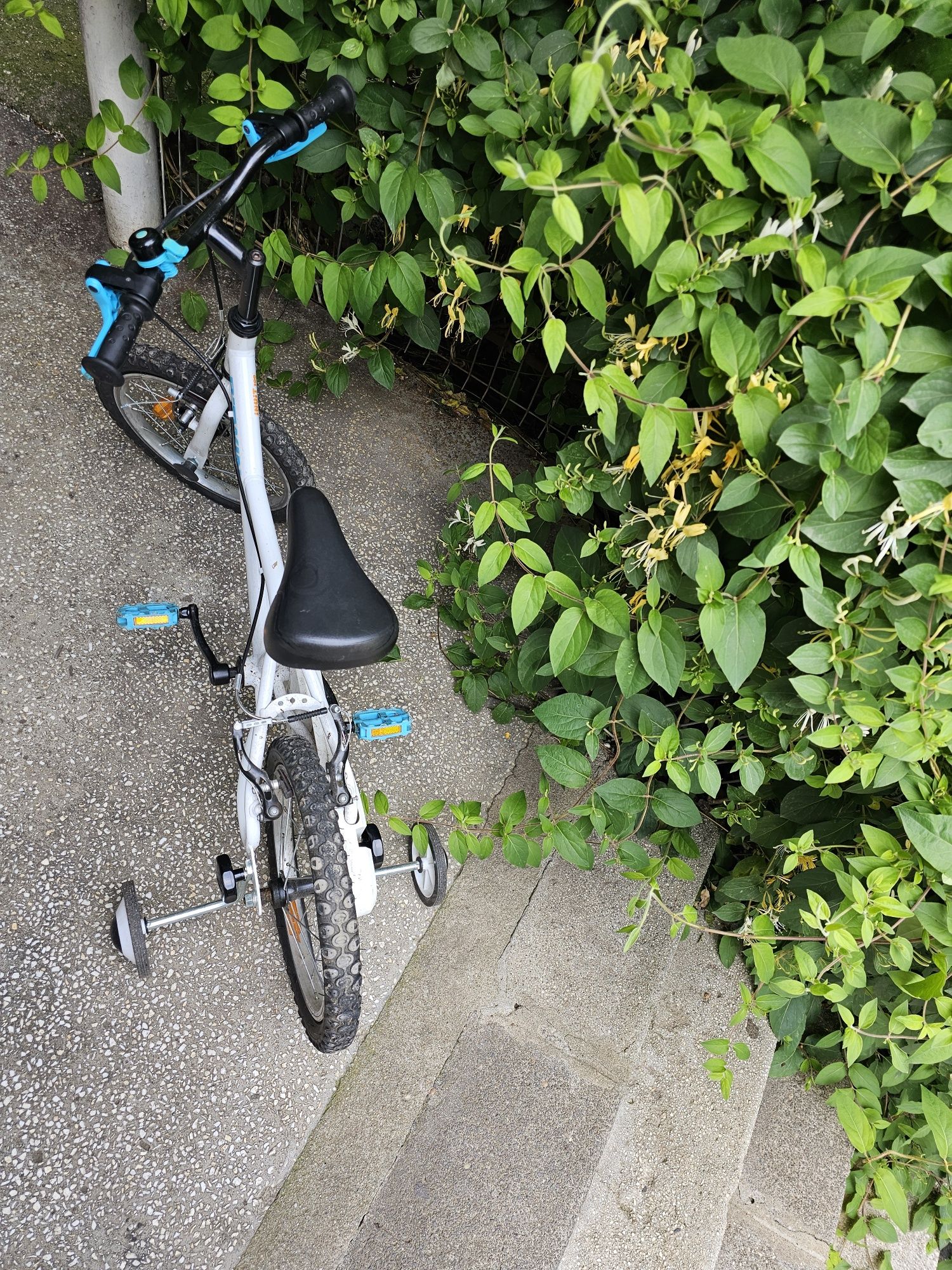 Bicicleta pentru copii 4-6 ani, 16 inch, inclusiv roti ajutatoare.