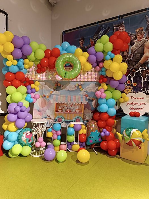 Изработка на празнична украса с балони за абитуриентски балове и др.