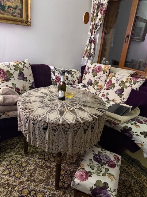 кръгла маса разтегателна и 6 сгъваеми тапицирани стола