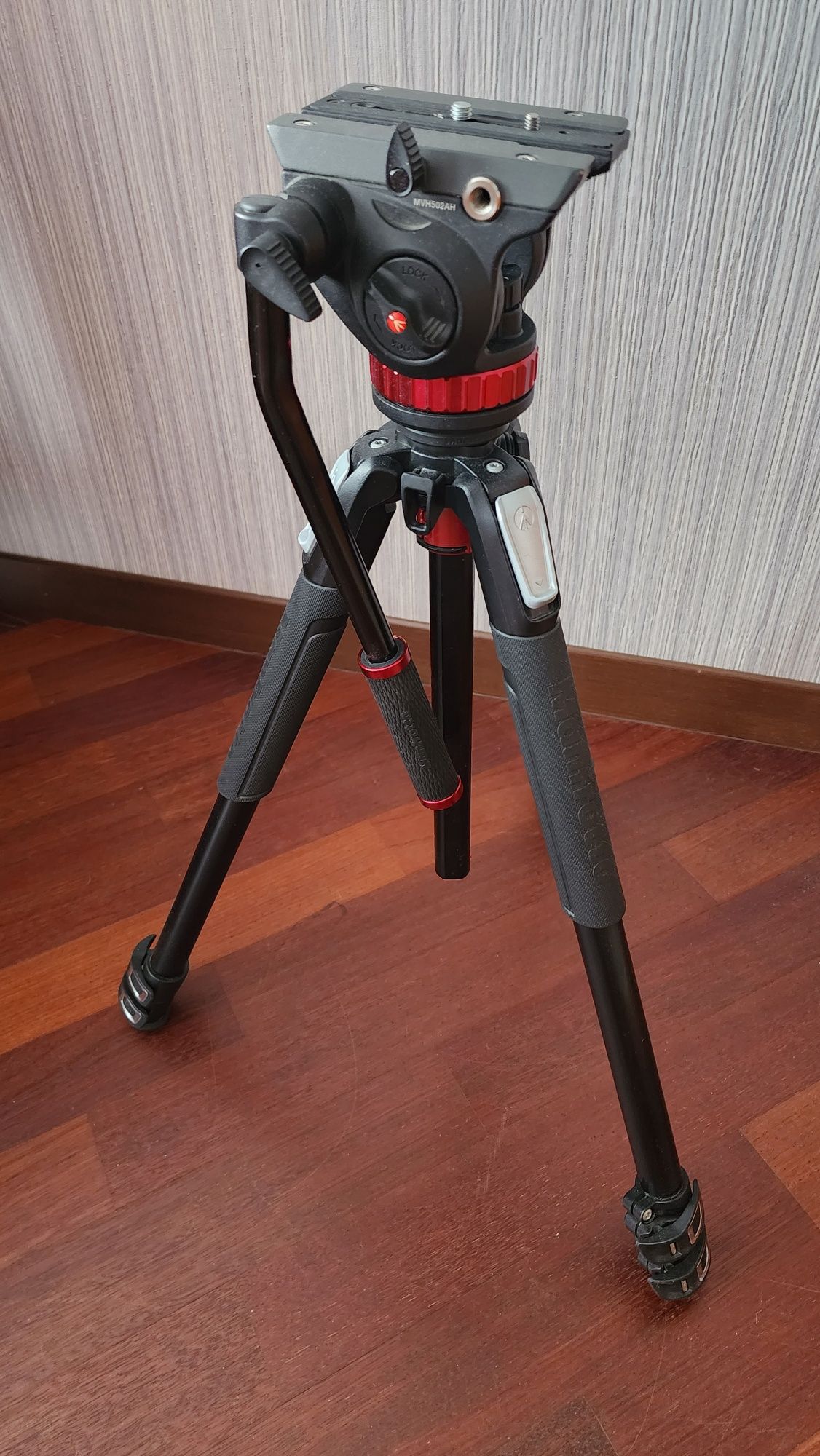 Алюминиевый Manfrotto MK 055 XPRO 3 с MVH 502 AH