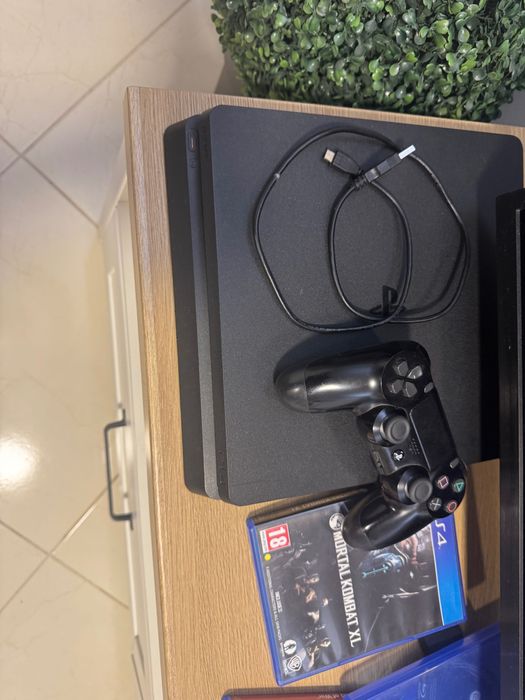 Sony Плейстейшън 4 слим