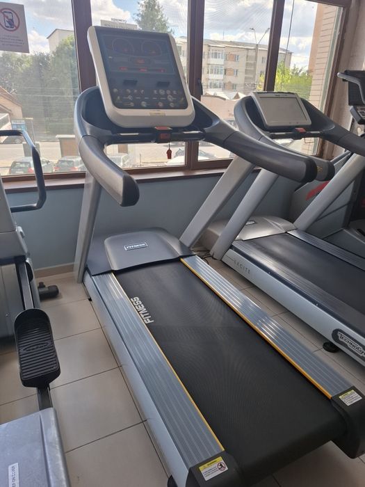 Bandă de alergat  Technogym și Live Fitness