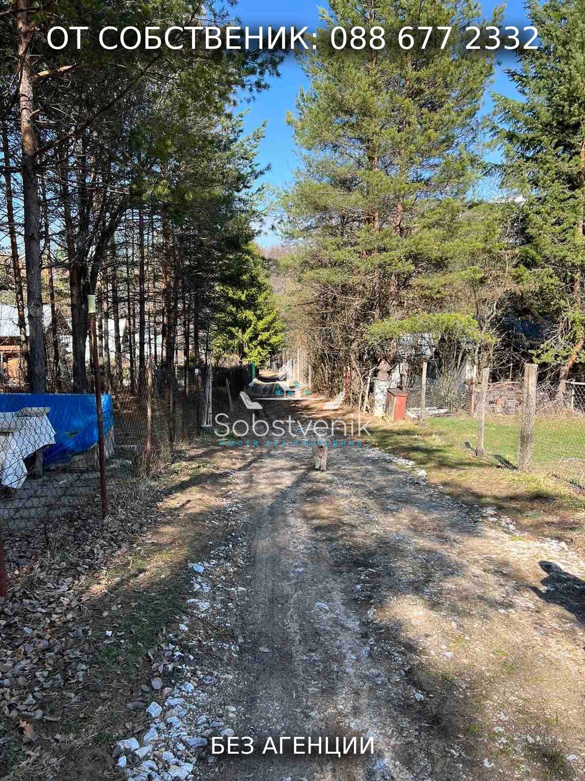 Имот с малка сграда в хижа Равнища, местност Котлина, над с. Дедево