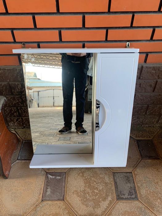 Унитаз и шкаф в хорошом состояний