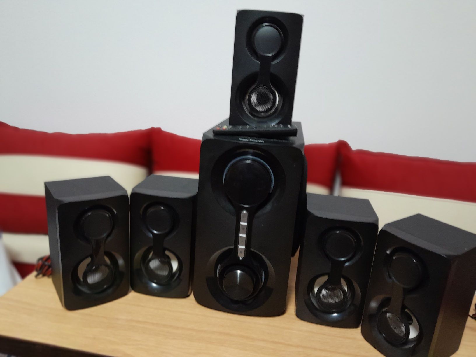 Boxe audio cu conectare  prin cablu