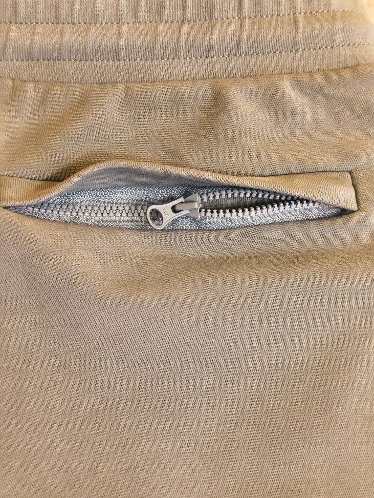 Lacoste мъжко оригинално долнище М размер ново