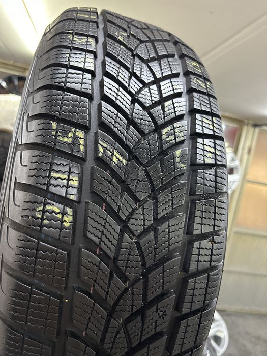 Гуми 215/65/17 Goodyear Зимни 4 броя