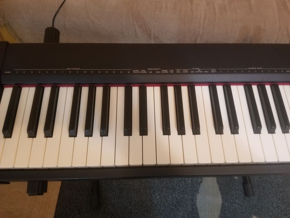 Pian Roland. Clape grele imitație fildeș. 5 octave jumatate