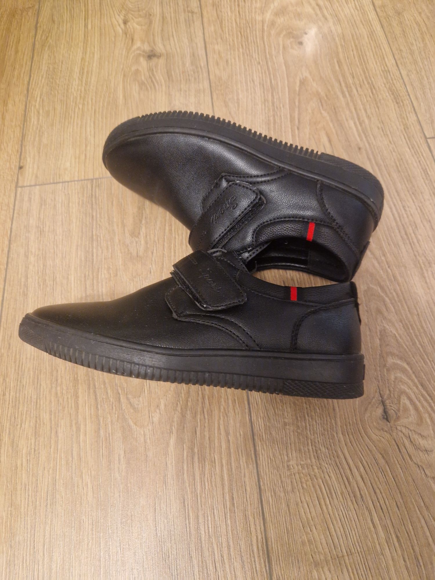 Vand pantofi baieti marime 31
