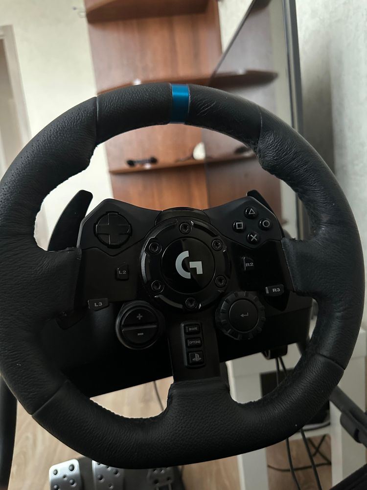 Руль Logitech G923 и игровое кресло Playseat PLS16.