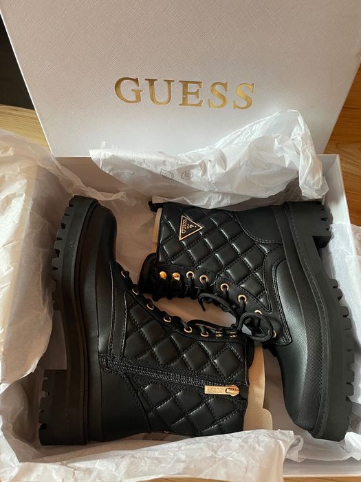 Продавам кожени боти Guess