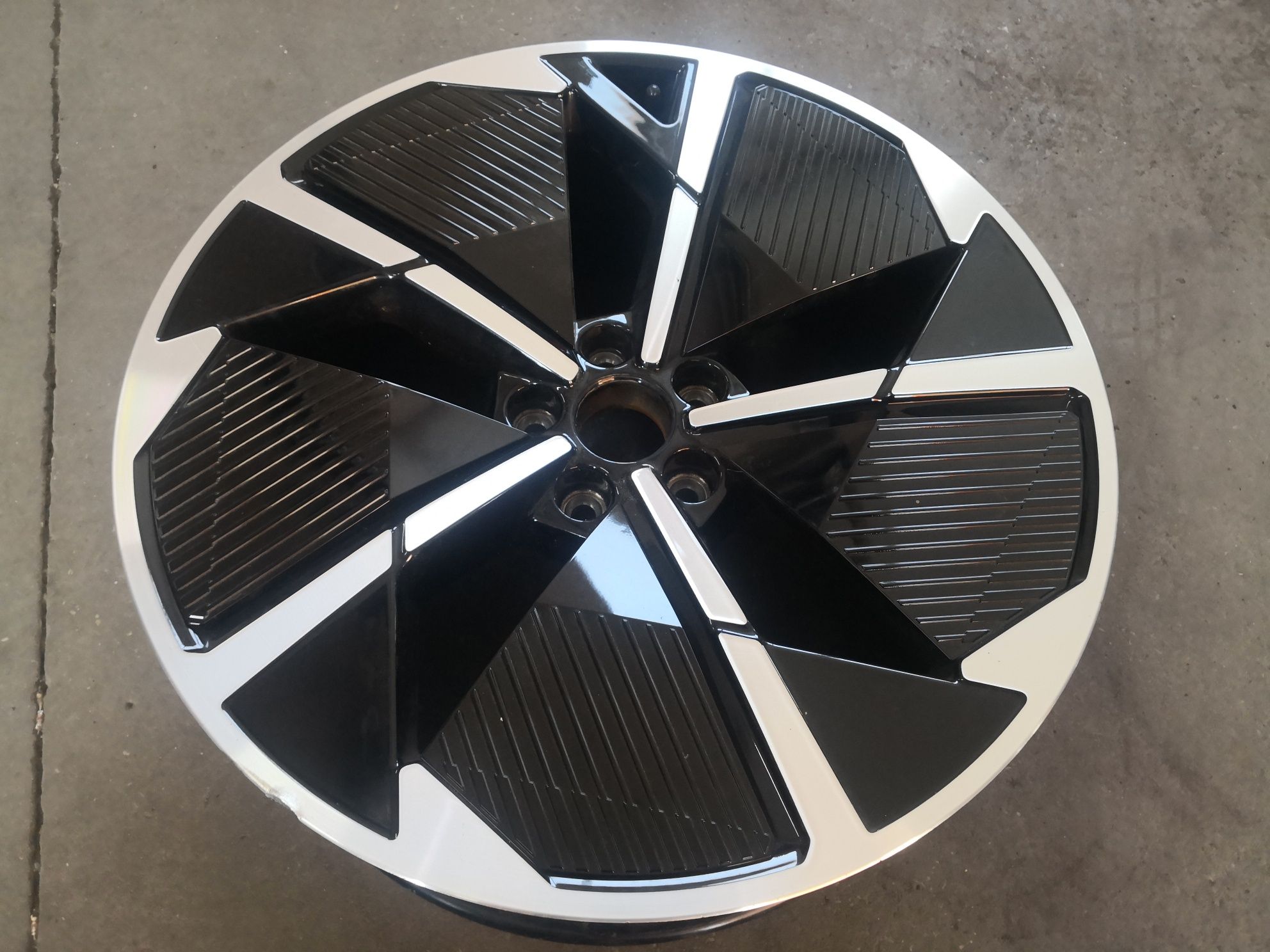 5x112 Audi e-tron Q4 (F4) 2021 5х112 ауди 21 цола джанта