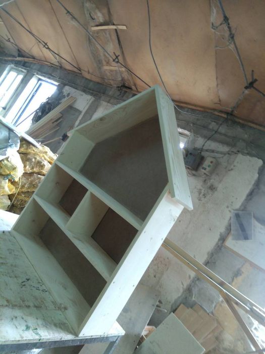 Етажерка "къщичка"