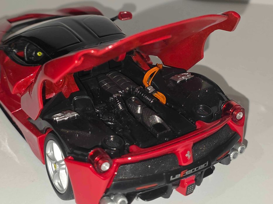 Macheta Ferrari LaFerrari – Ixo / BBurago (1:24)